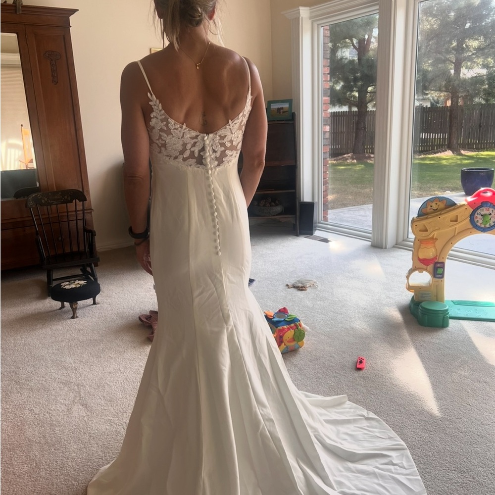 Elegant Wedding Dress - White Lace Backless Gown